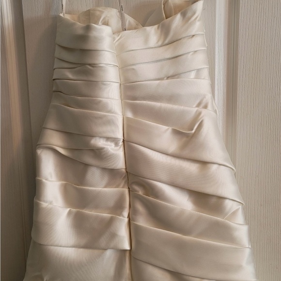 Vera Wang Wedding Dress - Picture 4 of 9